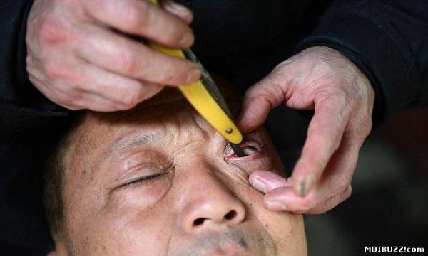 Китайские мастера по бритью глаз за работой (4 фото)
