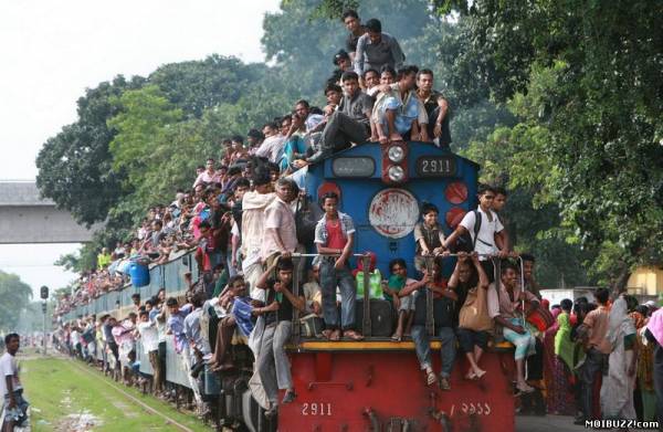 Поезд в Бангладеше (3 фото)