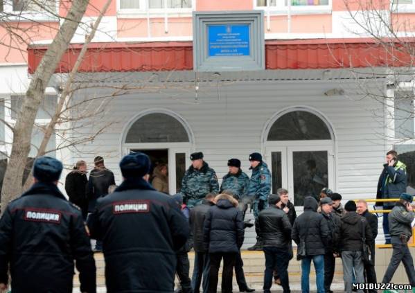 В московской школе старшеклассник убил двух человек и взял заложников (4 фото)