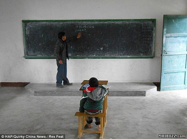 Школа в Китае, где учится всего один ребенок (5 фото)
