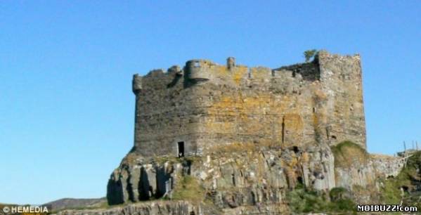 В руинах шотландского замка найдена таинственная комната с костями (6 фото)