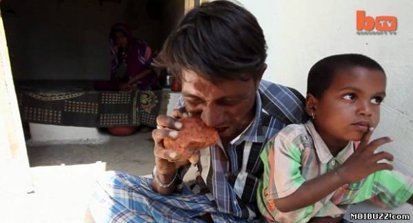 Индиец ест кирпичи и не может остановиться (фото+видео)