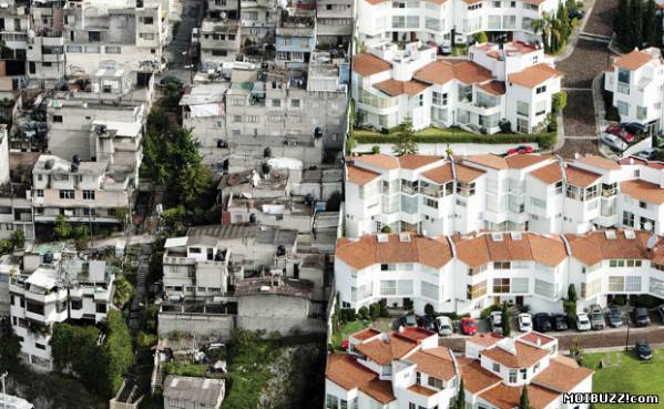 Граница между бедным и богатым кварталом в Мехико  (3 фото)