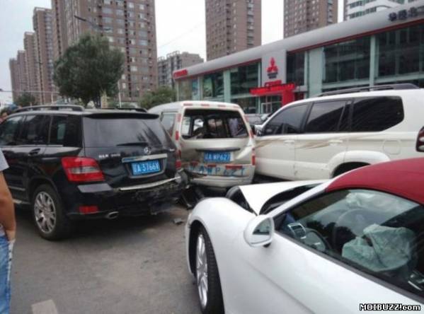 Китаянка разбила Porsche Boxster за несколько минут (3 фото)