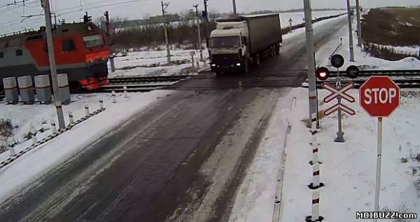 Ужасная авария на переезде с участием грузовика и двух поездов (фото+видео)
