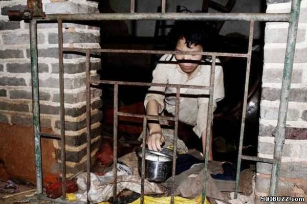 12 лет жена провела в клетке, в которую ее посадил муж (4 фото)