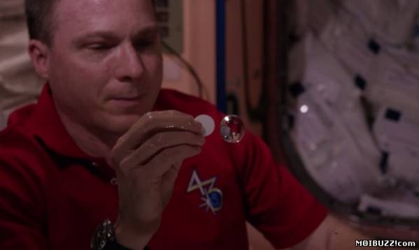 Астронавт растворяет шипучку в невесомости (фото+видео)