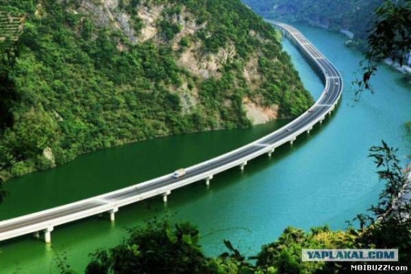 Китайцы построили мост вдоль реки (4 фото)