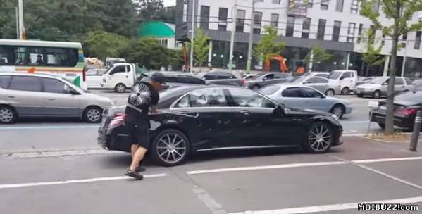 Владелец нового Mercedes S63 AMG уничтожил авто клюшкой для гольфа (фото+видео)