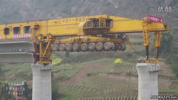 Китайцы изготовили машину для сборки моста (фото+видео)