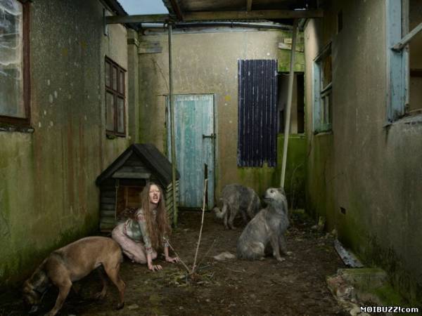 Украинка прожила 6 лет вместе с собаками в будке (фото)
