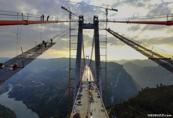 Китайцы построили огромный подвесной мост (4 фото)