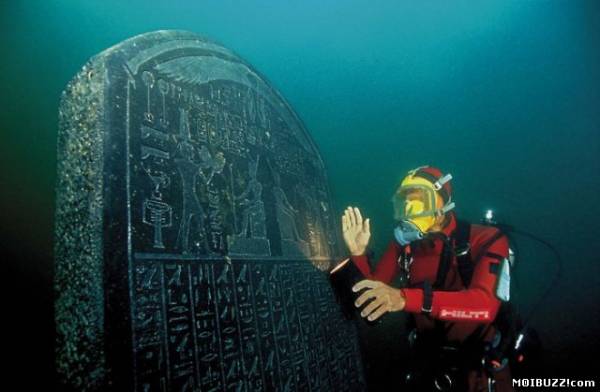 Египетские артефакты пролежали на дне Нила 12 веков (10 фото)