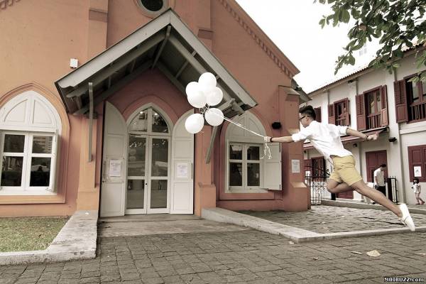 Чарующая левитация в фотографиях сингапурского арт-дуэта Levitation SG (13 Фото)