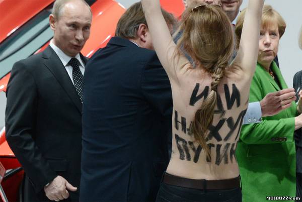 В Германии Путину показали голую грудь, и ему понравилось  (7 фото)